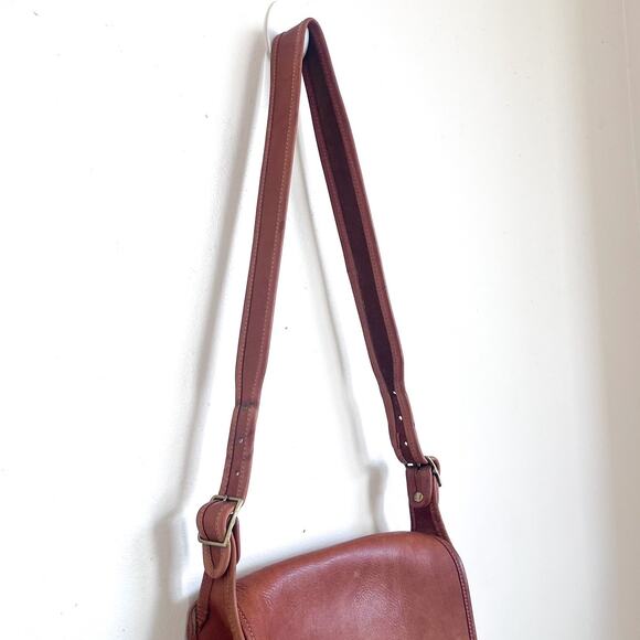 Vintage Coach Saddle Shoulder Bag British Tan Cowhide Leather Flap 70s USA 8101 - Picture 8 of 16